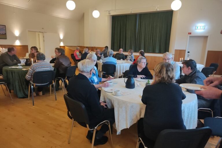 Steen Jensen, der stiftede og drev Tårupportalen i ti år holder afskedsreception i Tårup Forsamlingshus. På billedet ses deltagerne ved kaffeborde.