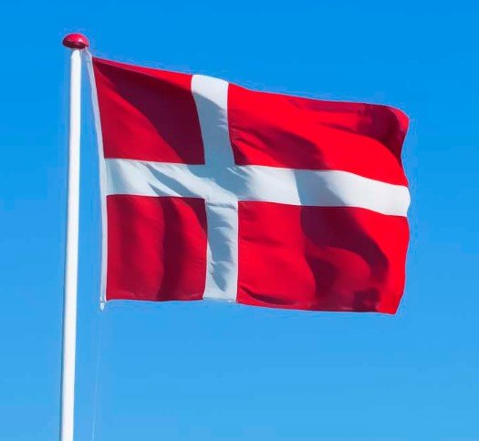 Dannebrogsflag, der blafrer i vinden.