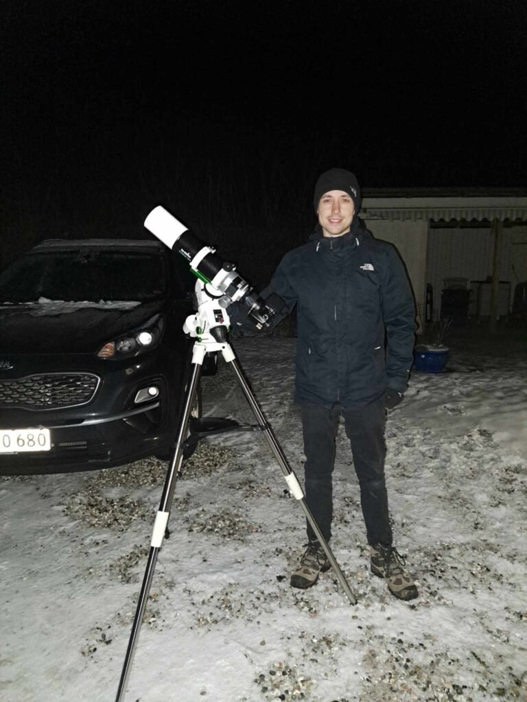 SDU-studerende Nicklas Peter Christiansen med sit teleskop og kamera. Han har taget et flot billede af Pleiaderne. Foto: Emilie Bentzen