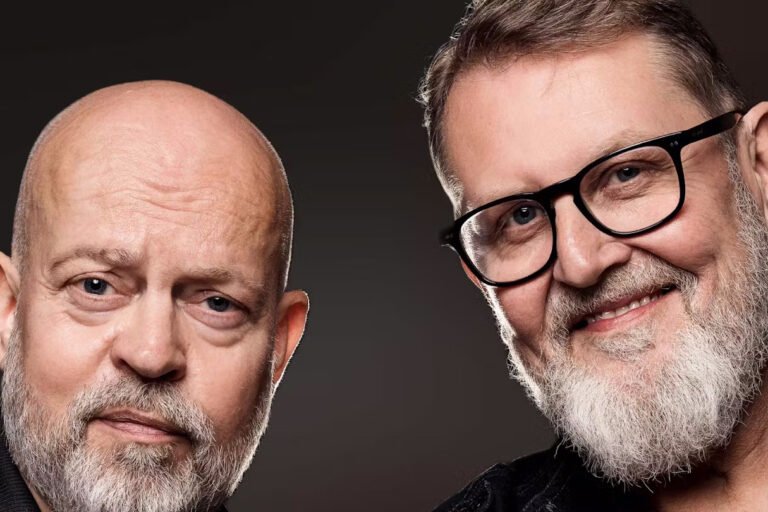 Søren Rebbe (til venstre) og Alex Nyborg Madsen er nære venner. De har som journalister mødt mange kendte personligheder. De har også taget personlige kampe og løjet for sig selv. Nu går de ind for at prøve med sandheden. Kom og mød dem i Tårup Forsamlingshus den 12. april.