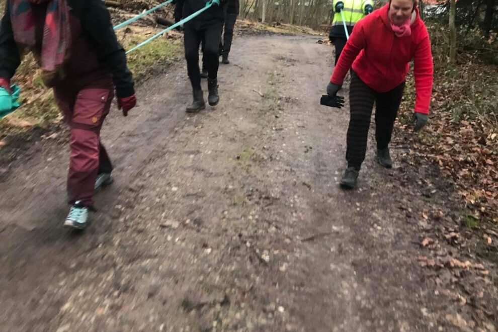 Der dyrkes skovfitness i Tårup hver søndag kl. 9, hvor man møder op ved forsamlingshuset, hvis man vil være med. Billedet viser deltagere, der trækker hinanden med træningselastikker.