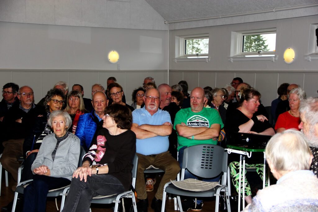 Johannes Mengel i Frørup Forsamlingshus. Han holdt et spændende foredrag om sin tid i Siriuspatruljen. På billedet publikum i den fyldte sal. Foto: Arne Nielsen.