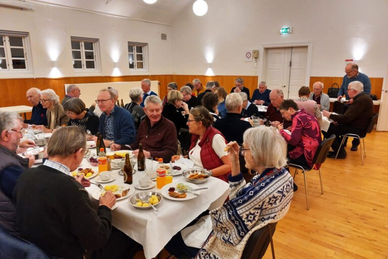 Før generalforsamlingen for Tårup Foredragsforening blev der serveret stegt flæsk og persillesovs.