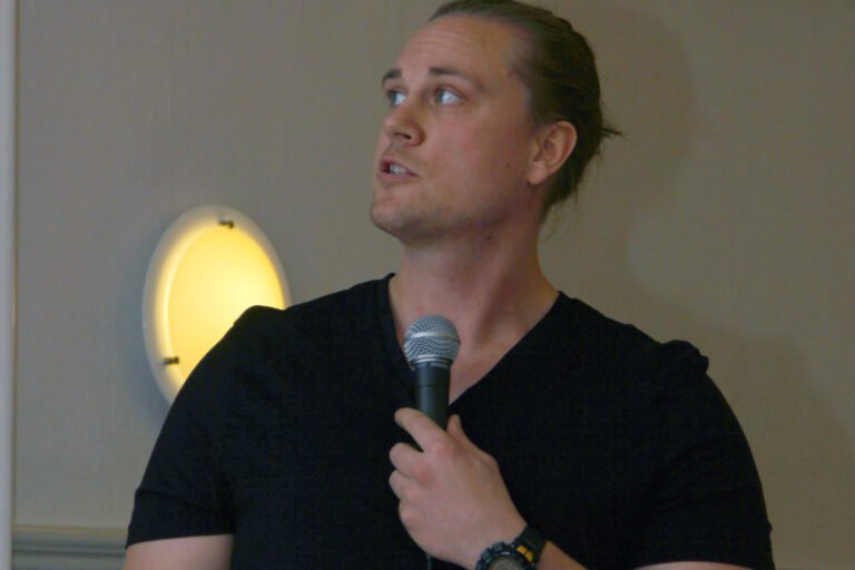 Johannes Mengel i Frørup Forsamlingshus. Han holdt et spændende foredrag om sin tid i Siriuspatruljen. Foto: Arne Nielsen.