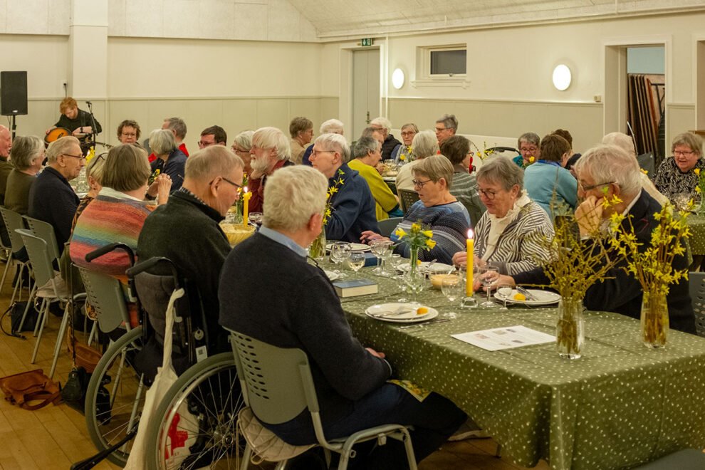 Der blev serveret tre retter lækker mad med vin ved Seniorklubbens forårsfest i Tårup forsamlingshus.