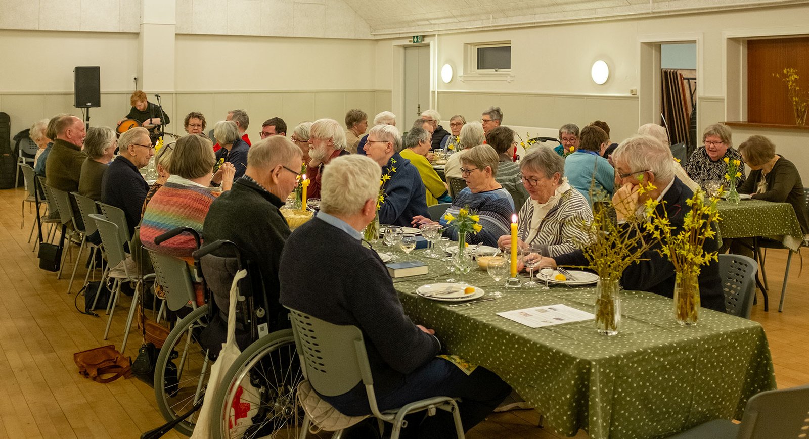 Der blev serveret tre retter lækker mad med vin ved Seniorklubbens forårsfest i Tårup forsamlingshus.