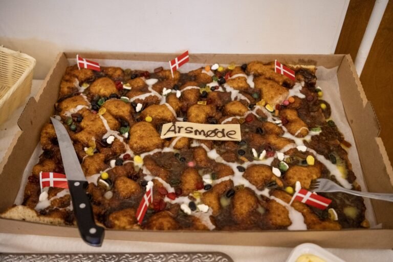 Landsbyrådets årsmøde 3-3-2024 i Tårup Forsamlingshus. Billede af den flotte brunsviger