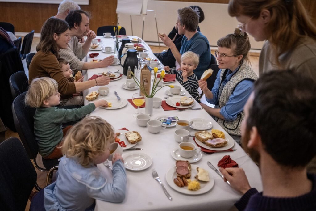 Landsbyrådets årsmøde 3-3-2024 i Tårup Forsamlingshus. Der blev spist brunch af både store og små.