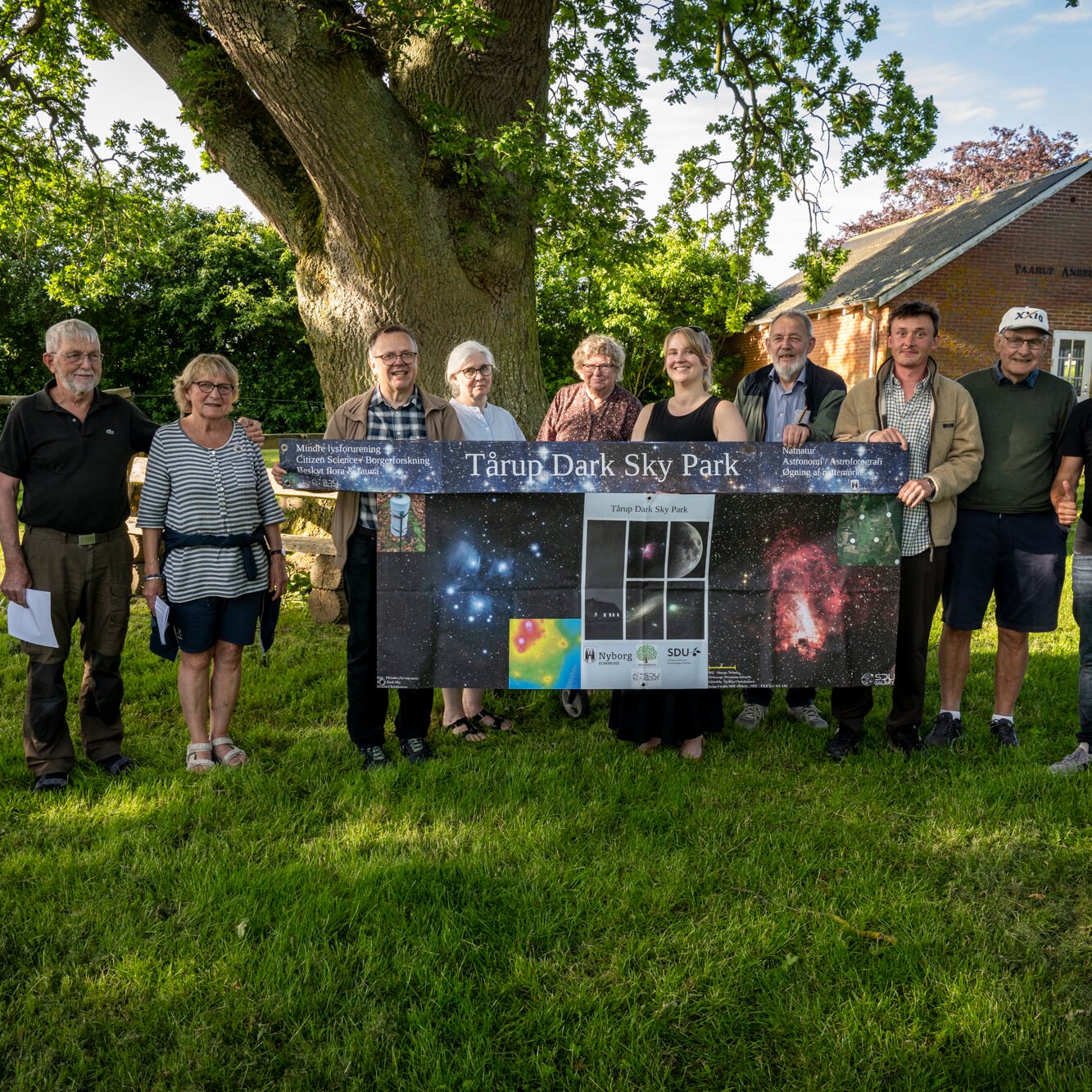 stiftende generalforsamling i foreningen Tårup Dark Sky Park, sted Under Egen i Tårup. Gruppebillede af deltagerne.