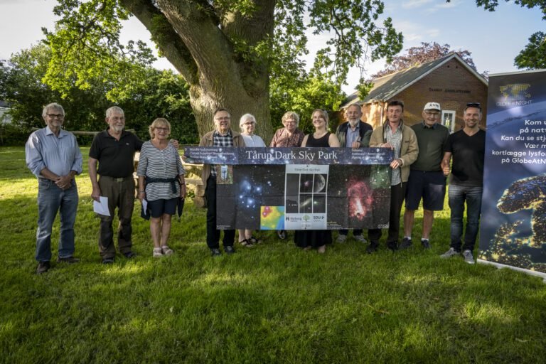 stiftende generalforsamling i foreningen Tårup Dark Sky Park, sted Under Egen i Tårup. Gruppebillede af deltagerne.